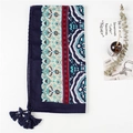 Dettaglio di una sciarpa bohémien blu navy con stampe etniche e nappe fatte a mano - 180*100cm / Verde