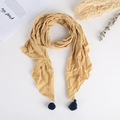 Écharpe enfant en coton et lin jaune moutarde avec pompons bleus pour l'automne et l'hiver - Curcuma