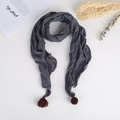 Détail d'une écharpe pour enfants en coton gris foncé avec franges et pompons décoratifs - Gris Chiné