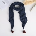 Detalle de bufanda infantil de cuadros azul oscuro con pompones suaves y borlas decorativas - Azul Marino