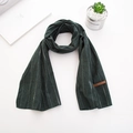 Détail d'écharpe en coton à rayures vert foncé avec étiquette en cuir et texture douce - 138*32cm / Rayures Larges Vert Foncé