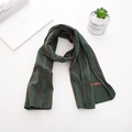 Détail de l'écharpe en coton vert foncé avec rayures rouges et étiquette logo en cuir - 138*32cm / Rayures Fines Vert Foncé