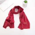 Détail de l'écharpe pour enfants en coton rayé rouge avec étiquette en cuir - 138*32cm / Rayure Rouge Fine