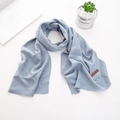 Sciarpa a maglia azzurra per bambini con delicate frange ed etichetta in pelle marrone - Blu Denim