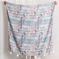 Dettaglio dello scialle bohémien in cotone e lino con motivi paisley e lunghe frange a nappa - Stampa Boho Blu E Rosa (SL1909-021) / 180cm x 90cm