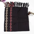 Dettaglio di sciarpa nera in cotone e lino con motivi geometrici colorati e nappe lunghe - Nero