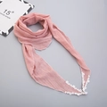 Detailansicht eines rosa Baumwoll-Leinen-Schals mit eleganter weißer Häkel-Spitzenkante - Rosa mit kurzer Spitzenborte