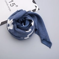Detalle de bufanda de punto azul para niños con motivos florales y flecos suaves - Azul Oscuro (Estampado de Flores Blancas)