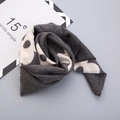 Detalle de una bufanda de punto gruesa con flecos y un patrón minimalista - Gris Oscuro (Estampado de Contraste Geométrico)