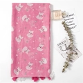 Sciarpa rosa con stampa gatto e nappe su sfondo bianco con oggetti decorativi - 180*100cm / Rosa