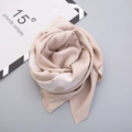 Detalle de bufanda de cachemira sintética beige con lunares blancos y bordes de flecos - Caqui (Estampado de Lunares Grandes)