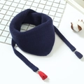 Détail d'une écharpe en maille bleu foncé avec glands colorés sur fond blanc - Bleu Marine