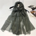 Élégante écharpe en soie et laine gris-vert avec texture légère sur un cintre - Vert Foncé
