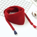 Écharpe triangle en tricot rouge pour enfants avec glands colorés et texture douce - Bordeaux