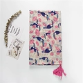 Sciarpa in cotone e lino con stampa pellicano blu, foglie rosa e frange rosa - Stampa Toucan Tropicale (Colore Principale)