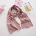 Detalle de bufanda de punto rosa para niños con bordado de libélula y bordes de flecos - Rosa Palo