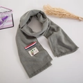 Écharpe en maille grise pour enfants avec étiquette rayée, écusson ours et franges - vert clair