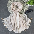 Dettaglio di una sciarpa leggera in cotone e lino con nappe e motivi geometrici - nudo