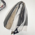 Dettaglio di sciarpa in cotone a righe con nappe in bianco, grigio e kaki - Sfumatura Cachi