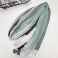 Sciarpa geometrica in cotone con nappe nei colori menta, grigio e blu navy - Sfumatura Verde