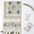 Sciarpa in cotone e lino con stampa floreale e nappe su sfondo bianco pulito - Stampa Floreale Crema