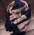 Boho-Schal in Dunkelblau mit geometrischen Mustern und Fransen auf Holzuntergrund - 180*90CM / Ethno Navy