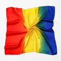 Vista dettagliata dall'alto di un foulard quadrato in raso con sfumatura arcobaleno - Sfumatura Multicolore Arcobaleno