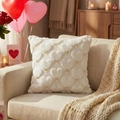 Dettaglio della federa in ecopelliccia con cuori a rilievo e fiocco dorato per San Valentino - Fodera per Cuscino Singola (Senza Inserto) / Quadrato Standard / Bianco