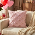 Federa per cuscino a cuore rosa in peluche con ricamo a fiocco dorato su un divano accogliente - Fodera per Cuscino Singola (Senza Inserto) / Quadrato Standard / Rosa