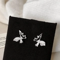 Boucles d'oreilles papillon argentées avec pierres effet opale et pavé de micro-zircons - Boucles d'Oreilles Clous Nœud Papillon Perle Argentée Brillante