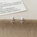 Dettaglio orecchini a tulipano in argento con perle su cartoncino strutturato - Tulipano in Argento