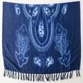 Ethnic ινδικό μαντήλι tie-dye με σχέδιο ψαριών και υφαντές φούντες - Συμμετρικό Στυλ Tie-Dye με Ψάρια σε Ίντιγκο (9)