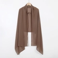 Détail du hijab en mousseline marron caramel montrant le tissu léger et la texture fluide - Kaki