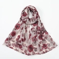 Dettaglio elegante stampa floreale rossa su sciarpa in chiffon beige semitrasparente - Floreale Beige Rosso (VE107-1#)
