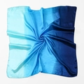 Elegante foulard in satin con sfumatura fluida dal blu cielo all'indaco profondo - Sfumatura Blu e Blu Reale