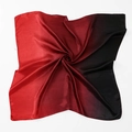 Foulard quadrato in seta satinata sfumata rosso e nero con elegante texture a spirale - Sfumatura Rosso Vinaccia e Rosso