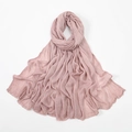 Pañuelo para mujer rosa claro de viscosa transpirable con elegante caída sobre blanco - 180x80cm / Rosa Empolvado