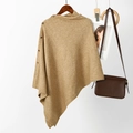 Detalle de poncho de punto camel con botones dorados y tejido grueso texturizado - Talla única / Amarillo Jengibre