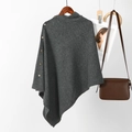 Detalle de chal de punto gris oscuro con abertura lateral y seis botones dorados de lujo - Talla única / Gris