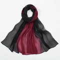 Detalle macro de bufanda de seda degradada negra y burdeos con textura arrugada - Negro + Granate