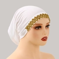 Turbante in maglia bianca con pizzo dorato e paillettes scintillanti per donna elegante - Bianco
