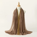 Détail d'une écharpe en mousseline marron avec broderie florale dorée sur les bords - 170*70cm / Kaki