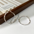 Dettaglio di orecchini a cerchio martellati argento su supporto in velluto beige - Argento-4cm