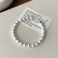 Dettaglio del bracciale a sfere argentate regolabile con perle di metallo lisce e zigrinate - Bracciale d'Argento