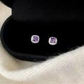 Gros plan sur les boucles d'oreilles en argent avec pierre violette et bordure zircon - Clous en Zircon Violet Argenté