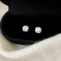 Vue rapprochée de boucles d'oreilles carrées en zircone dans un écrin en velours noir - Clous en Zircon Blanc Argenté