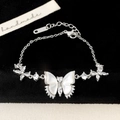 Détail macro du bracelet papillon en argent avec nacre et zircons sur velours noir - Bracelet Papillon Argenté