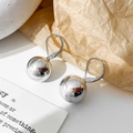 Close-up van zilveren baloorbellen met hoogglans spiegelafwerking en hefboomsluiting - Ronde Bal Hanger (Zilver) / Zilver