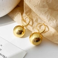 Macro-opname van gepolijste gouden baloorbellen met veilige hefboomsluiting - Ronde Bal Hanger (Goud) / Goud