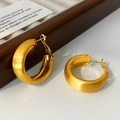 Nahaufnahme goldener C-Reifenohrringe mit Bürstenfinish auf Leder-Schmucktablett - Gebürstetes Gold